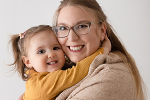 Mutter und Tochter lachen und kuscheln